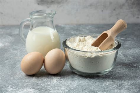 Infografía que muestra los ingredientes dispuestos en la mesa: harina, huevos, cítricos, leche y mantequilla