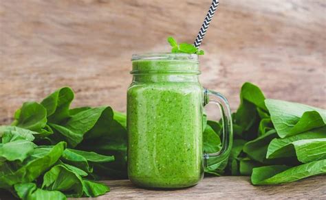 Esquema visual que muestra los componentes básicos de un batido verde: base líquida, vegetales de hoja verde y frutas/aditivos.
