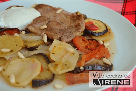 Foto de los ingredientes principales, como los filetes de cerdo, patatas, tomates, ajo y romero.