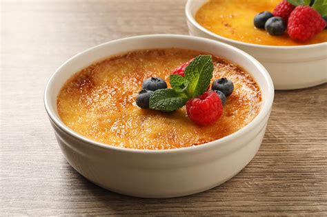 Crème brûlée con la capa de caramelo dorada y agrietada