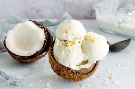 Plato elegante con helado de coco decorado con almendras laminadas y coco rallado