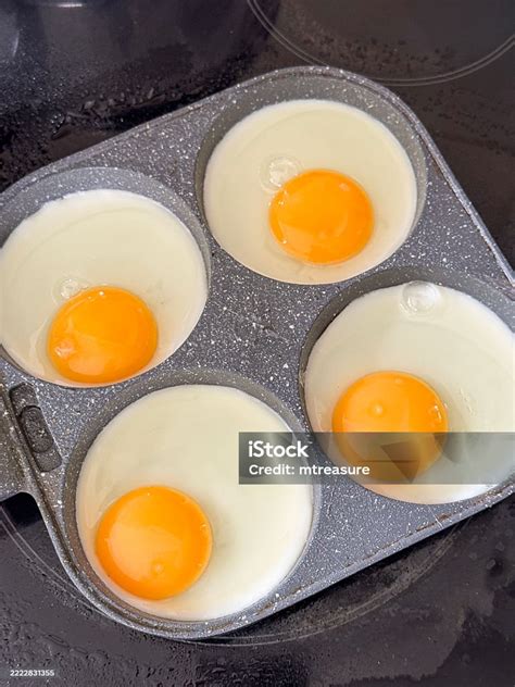 Imagen de panes planos cocinándose en una sartén.
