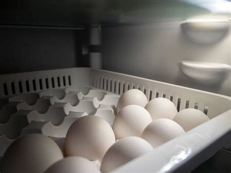 Refrigerador con huevos duros bien organizados