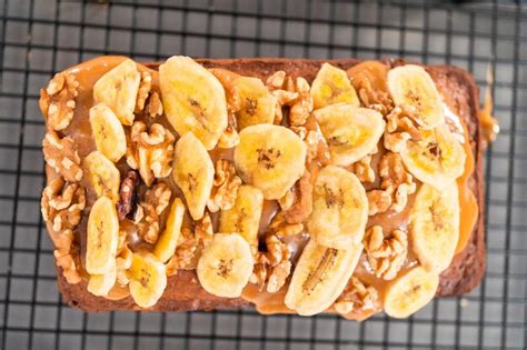 foto de un pan de platano recien horneado y rebanado con nueces
