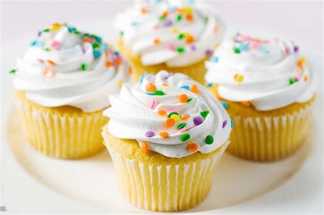 Cupcakes decorados de diferentes colores y sabores
