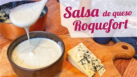 Infografía con los ingredientes básicos para la salsa roquefort: queso azul, nata, mantequilla y pimienta