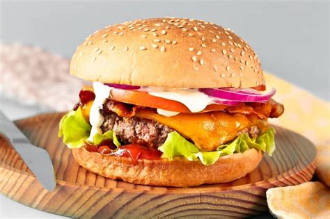 Ilustración de una hamburguesa clásica con sus acompañamientos