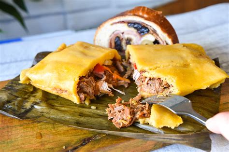 Plato de hallacas venezolanas listo para consumir, con sus hojas de plátano