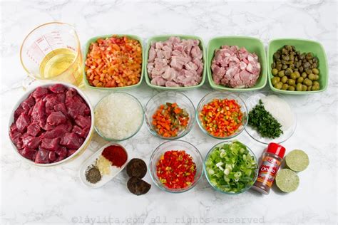 Ingredientes frescos para el guiso de la hallaca sobre una mesa de madera