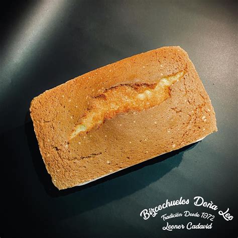 Bizcochuelo recién horneado y listo para enfriar