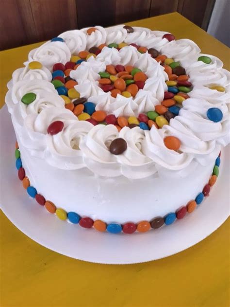 Torta con Rocklets recién armada, vista lateral