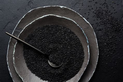Foto de semillas de sésamo negro sobre un fondo oscuro
