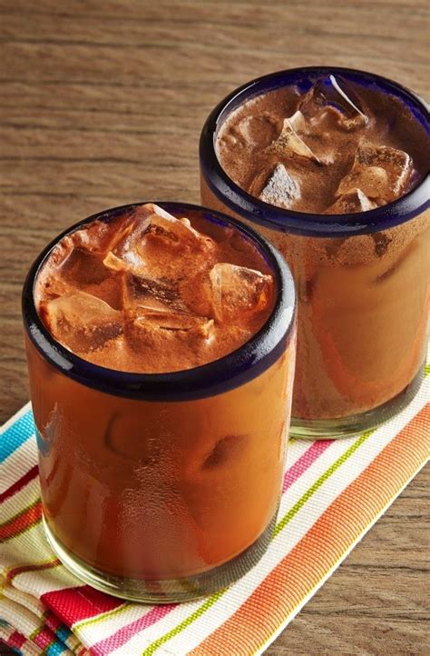Fotografía vibrante de un vaso de Tascalate con su característico color rojizo.
