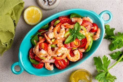 Ensalada fresca de langostinos, apio y albahaca