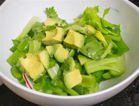 Ensalada de apio y palta cremosa