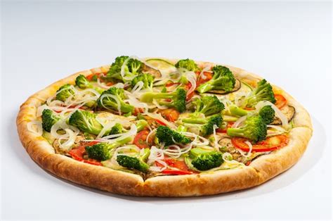 Pizza vegetariana con apio, brócoli y zanahoria