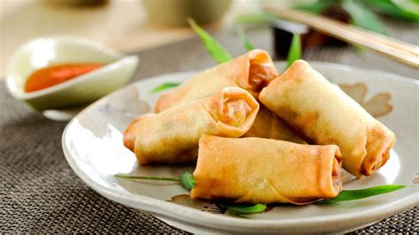 Rollitos japoneses fritos con pollo y mariscos, servidos con salsa