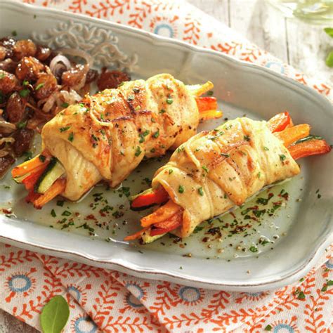 Rollos de pescado al horno rellenos de camarones y verdura