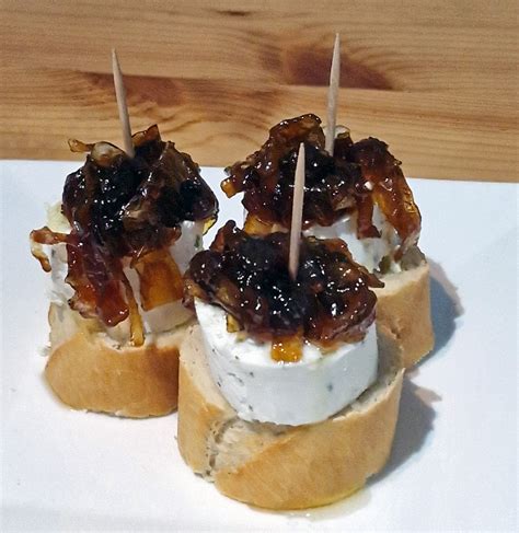 sandwich de queso de cabra y cebolla caramelizada recién hecho