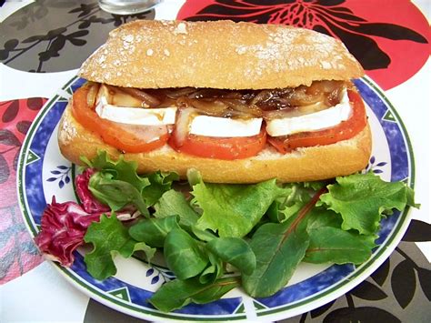 sandwich de queso de cabra y cebolla caramelizada con rúcula y tomate