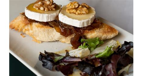 canapés de queso de cabra caramelizado con nueces y cebolla