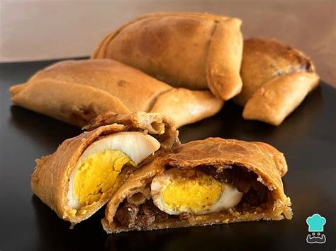 Foto detallada de empanadas de pino chilenas recién salidas del horno con su característico dorado