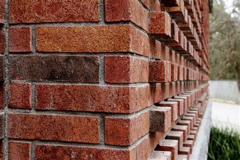 Detalle arquitectónico del Eje Ambiental, mostrando el uso del ladrillo y elementos del diseño de Salmona.