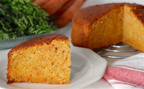 Imagen de un bizcocho de naranja y zanahoria recién horneado con una textura esponjosa y miga húmeda