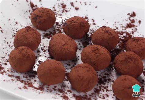 fotografía de presentación de una bandeja de trufas de chocolate caseras decoradas con diferentes toppings