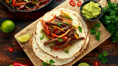 Cecina cortada en fajitas listas para ser servidas