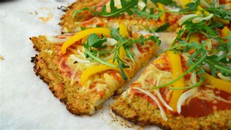 pizza saludable con base de coliflor y vegetales