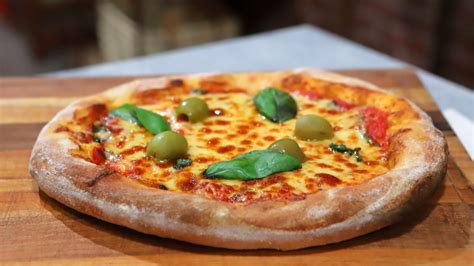 pizza a la piedra con abundantes ingredientes de Agostina