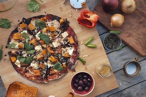 pizza de calabaza asada, queso, aceitunas y albahaca