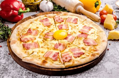 pizza casera a la carbonara con huevos y panceta
