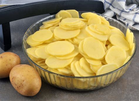 Patatas cortadas en rodajas finas y cebolla en juliana