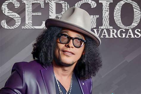 Fotografía de Sergio Vargas durante una presentación en vivo, destacando su estilo característico y presencia escénica.