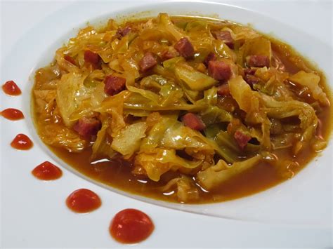 Plato de repollo frito con trozos de panceta