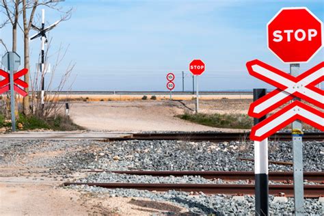Esquema de un paso a nivel ferroviario y señalización