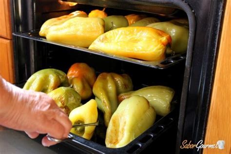 Fotografía de pimientos verdes recién salidos del horno con la piel ligeramente arrugada