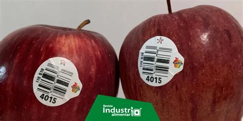 Infografía que muestra la anatomía de una etiqueta PLU en una manzana y el significado de sus dígitos.