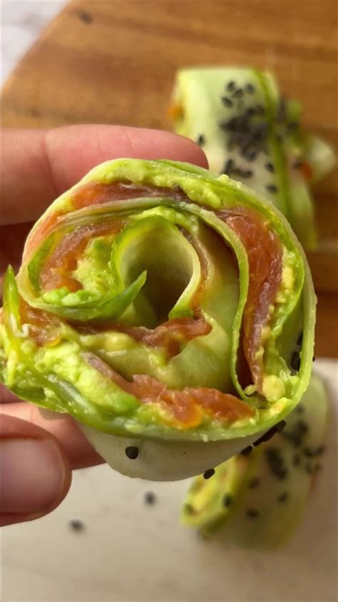 Paquetitos de pepino con salmón, aguacate y semillas de sésamo