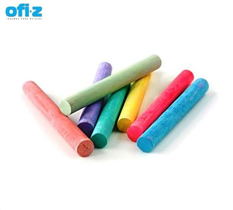 Ilustración de un artista del siglo XV utilizando tizas de colores