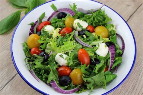Ensalada fresca con hojas verdes y tomates cherry