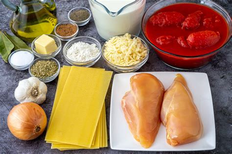 Ingredientes frescos para una lasaña casera: pollo, champiñones, zanahoria, cebolla, pimientos, calabacín, queso.