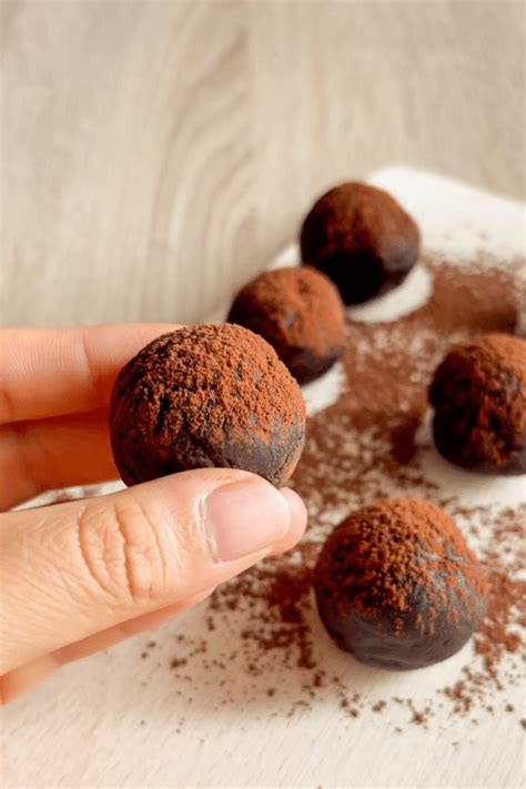 Infografía con los pasos para hacer bolitas de chocolate caseras