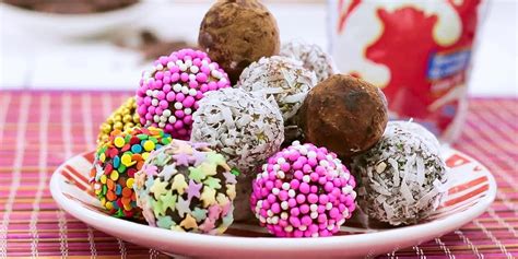 Variedad de trufas de chocolate con diferentes coberturas