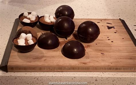 Esferas de chocolate rellenas listas para disolver en bebida caliente