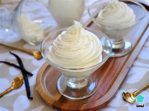 Variedad de postres decorados con crema chantilly