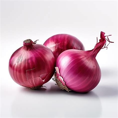 Cebollas frescas y utensilios de cocina para corte