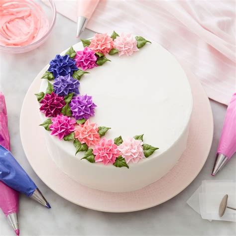 Imagen de un pastel decorado con flores de buttercream